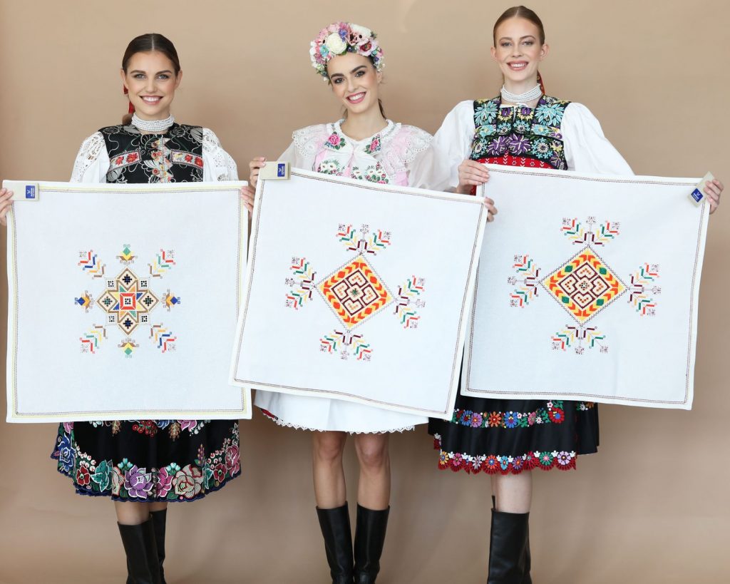 Na svetové súťaže viezli naše dievčatá aj kus slovenského umenia